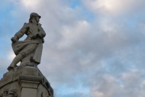 Monument aux morts, place Salford. Photo : Roman Cassanas/ Meow