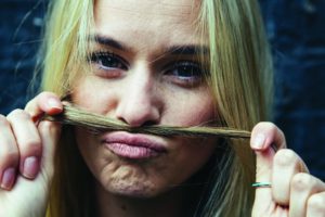 Moustache, jeune femme