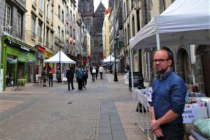 Mickaël Chaillaud, président de l'association Cœur de ville, devant sa boutique rue des Gras.