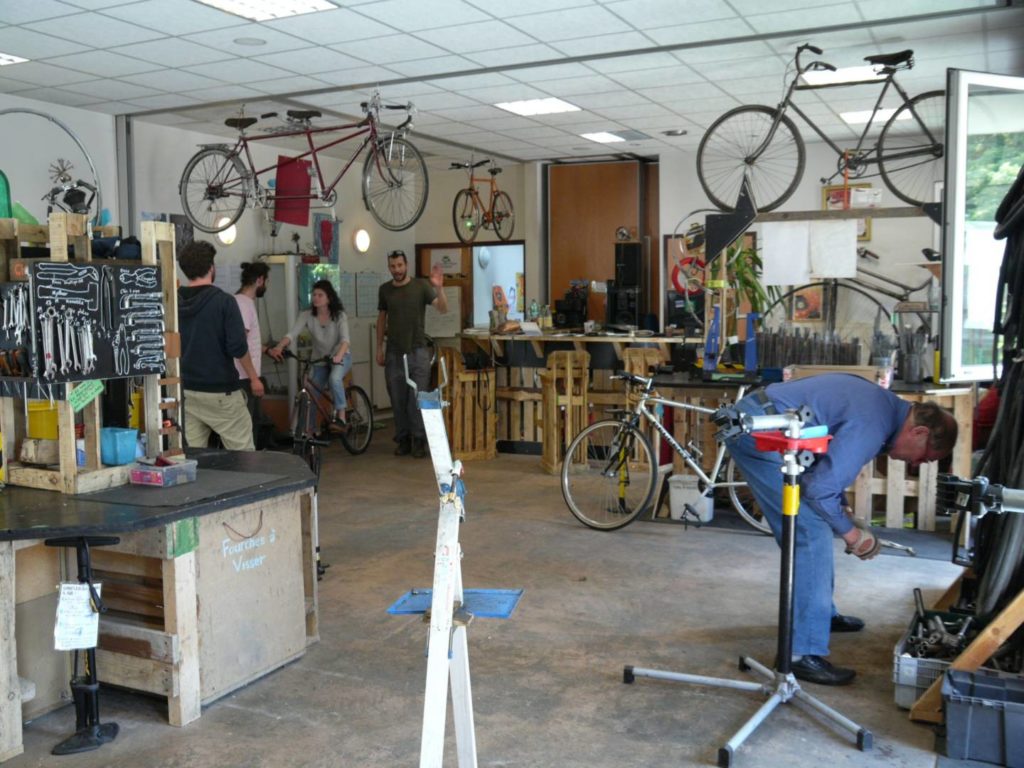 Atelier d'autoréparation de vélos Un guidon dans la tête