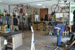 Atelier d'autoréparation de vélos Un guidon dans la tête