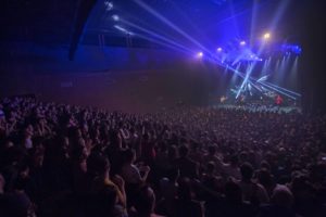 Foule dans la grande salle de la Coopérative de Mai