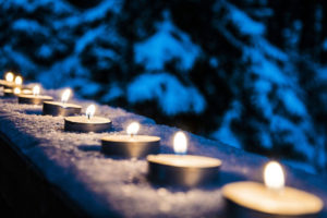 Bougies posées sur un muret / Pixabay