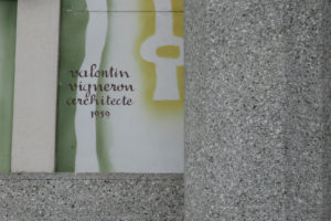 Détail de la façade de la Gare Routière avec signature V Vigneron