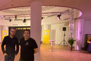 J. Falkouska et S. Serré devant la coupole de leur lieu de travail