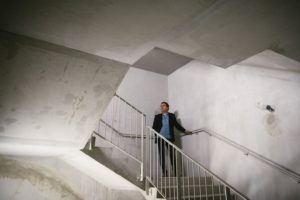 Jean-Marc Grangier dans le chantier du nouveau théâtre.