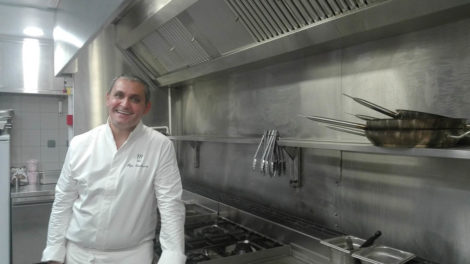 Le chef Hugo Czechowicz dans sa nouvelle cuisine de Tocques Académie