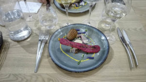 Assiette colorée préparée par le chef de Toques Académie