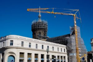 Saint-Pierre-Les-Minimes : ne grue dans le ciel de Jaude / photo Patrick Bossin.