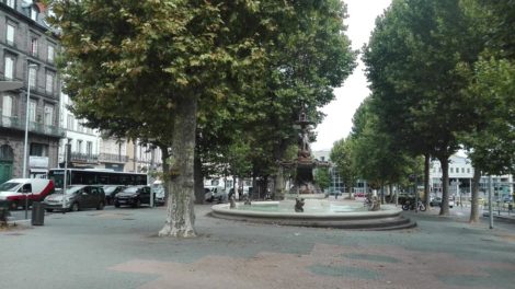 Le centre de la Place Delille avec ses arbres et sa fontaine- photo 7 Jours à Clermont.