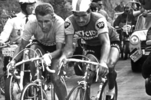 Anquetil et Poulidor au coude à coude en 1964- photo Roger Krieger @L'Equipe