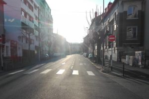 Rue de Clermont déserte durant le premier confinement.