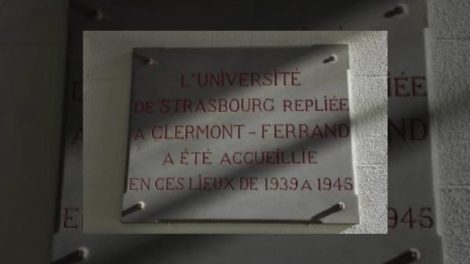 Plaque commémorative située dans le grand hall de l'Université