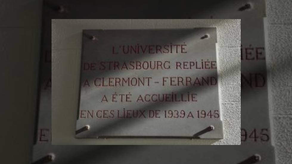 Plaque commémorative située dans le grand hall de l'Université