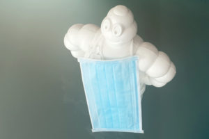 Bibendum et un masque chirurgical /Photo : 7 Jours à Clermont