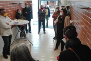 L'élue Julie Duvert entourée de commerçant et d'habitants de Chamalières / Photo 7 Jours à Clermont