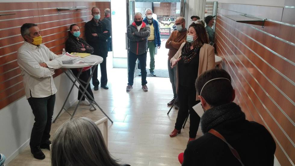 L'élue Julie Duvert entourée de commerçant et d'habitants de Chamalières / Photo 7 Jours à Clermont