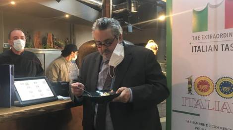 Olivier Bianchi dégustant des pâtes / Photo Eloïse Gerenton
