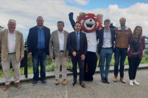 Les membres du nouveau GIE "Objectif Auvergne" entourent le pdt du département et une incontournable mascotte / Photo 7 Jours à Clermont