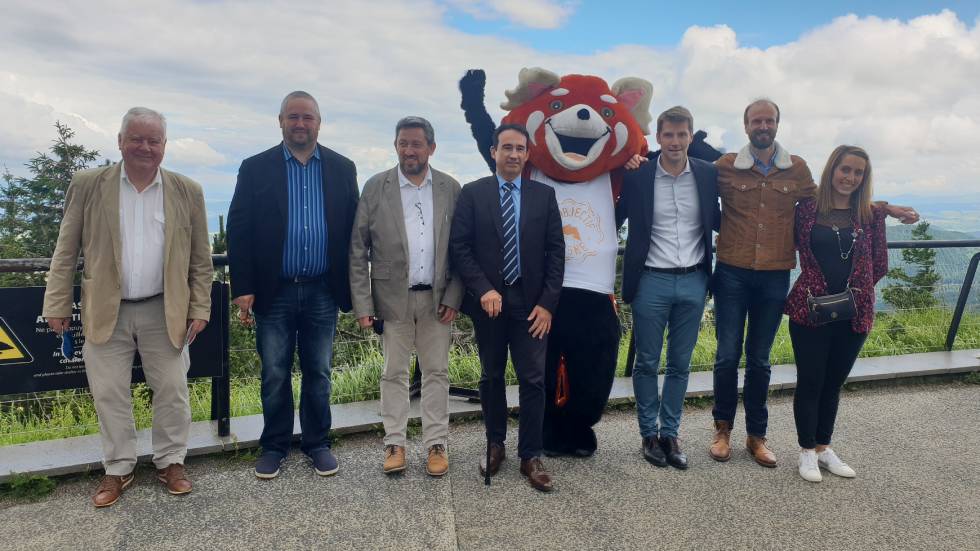 Les membres du nouveau GIE "Objectif Auvergne" entourent le pdt du département et une incontournable mascotte / Photo 7 Jours à Clermont