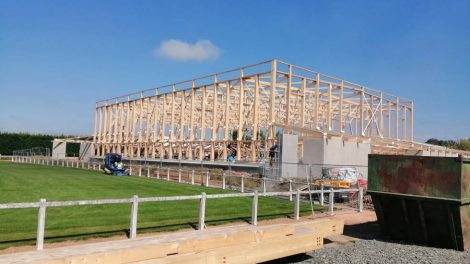 La structure bois du complexe sportif et culturel de Puy-Guillaume / Photo Ville de Puy Guillaume