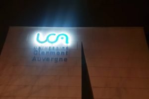 Enseigne UCA de nuit / Photo Olivier Perrot