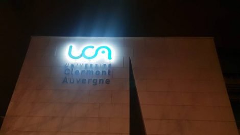 Enseigne UCA de nuit / Photo Olivier Perrot