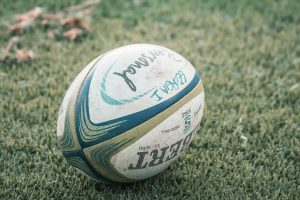 Ballon rugby /Photo : Nayla Charo- Pexels. Rugby Tour à l'Hôpital, enfants malades.