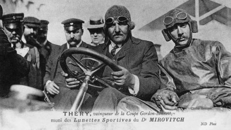 Chaussé de pneus Michelin et de lunettes Mirovitch, Théry gagne ! Coll. Patrice Besqueut