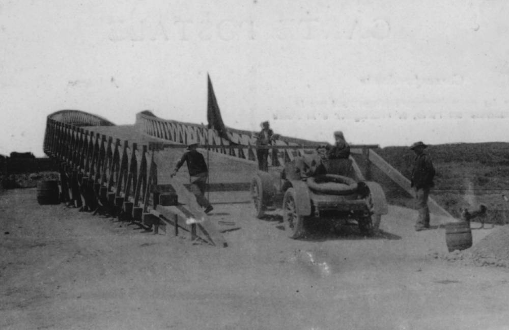 À Laqueuille, une passerelle en bois pour franchir la voie ferrée. Coll. Louis/Françoise Saugues