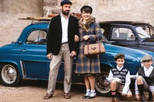 Famille française et sa Dauphine renault / photo Jean-Christophe Giraud
