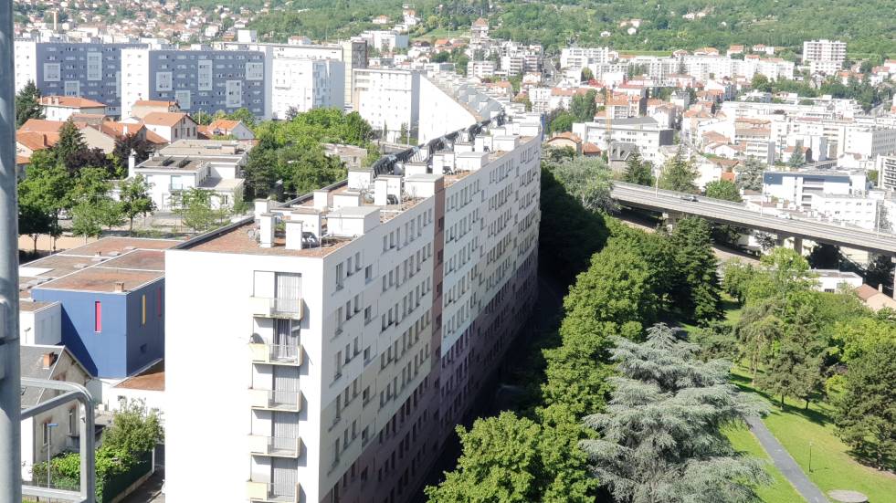 Muraille vue depuis l'Allée des Dômes / Photo 7 Jours à Clermont