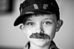 Enfant à fausse moustache Photo Artur Skoniecki - Pixabay