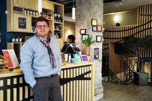 Raphaël Coubetergues devant le comptoir d’accueil dAIGOCafé / Photo S. PLanchon