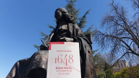 Statue de Blaise Pascal et livre 1648 / photo 7 Jours à Clermont