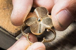 Van Cleef & Arpels_Alhambra / photo Van Cleef & Arpels guilloche