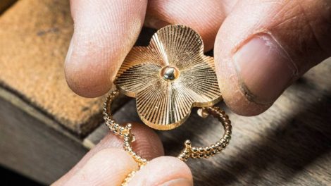 Van Cleef & Arpels_Alhambra / photo Van Cleef & Arpels guilloche