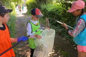Les élus du conseil municipal des enfants de Beaumont en mission Éco-logique /Photo DR