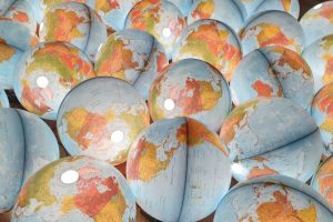 Arrangement. Globes terrestres © Ange Leccia