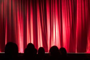 Rideau rouge de scène (c) M Silvestre - Pexels