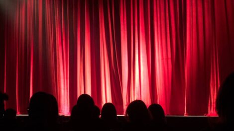 Rideau rouge de scène (c) M Silvestre - Pexels