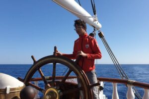 Andrew à la barre du Belem / Photo 7 Jours à Clermont