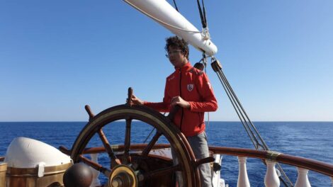 Andrew à la barre du Belem / Photo 7 Jours à Clermont