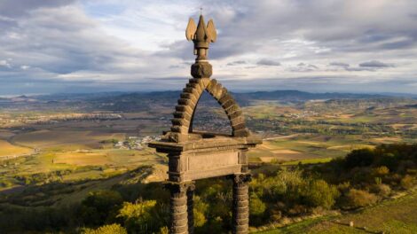 Casque de Vercingétorix à Gergovie Photo © Manuel Cohen.