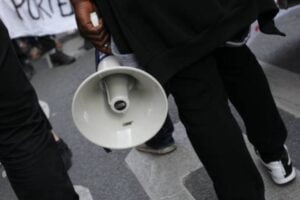 manifestant avec porte-voix Photo robin-clouet.fr