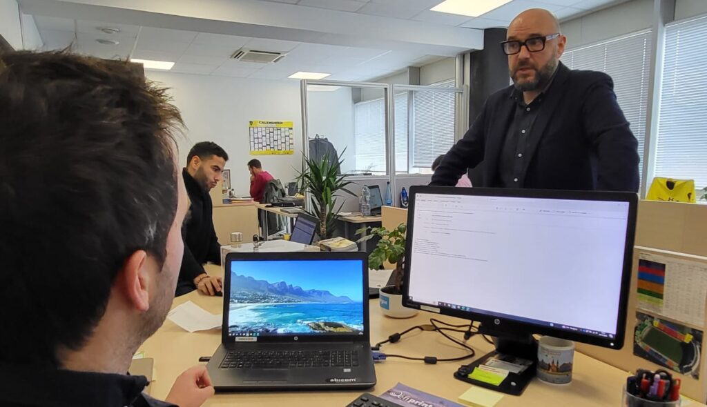 Benoît Vaz vers son équipe / Photo Y.M.