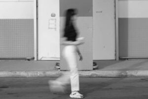 Femme dans la rue / Photo : Pexels Esra korkmaz