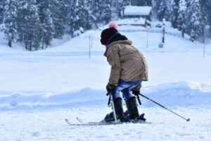 Enfant sur des skis / Photo Hurrah Suhail-Pexels