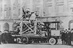 La statue de Vercingétorix sur un camion en 1902 -Archives départementales