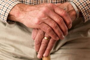 Personne âgée avec canne / Photo Pixabay